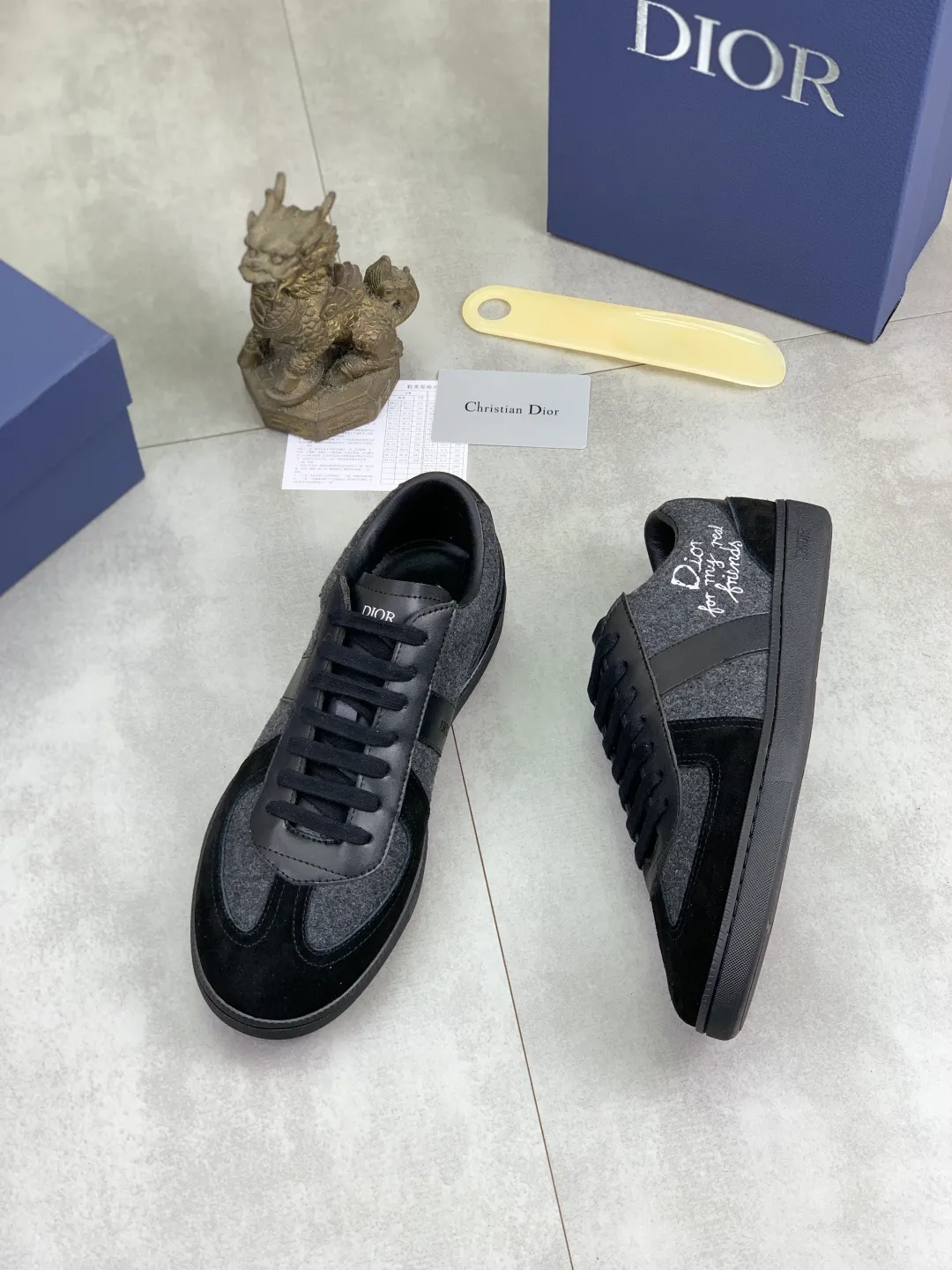 Men's shoes 💰P380 New Dior B01 moral training shoes, white first-layer cowhide, original molded outsole. New to the fall collection, this sneaker marks the return of a Dior classic, reinterpreted in a stylish and elegant silhouette. Crafted from white smooth first-grain cowhide with a tonal silk sheepskin lining, it features the Dior logo on the tongue and inner sides, and a CD icon on the heel. Paired with Tpu anti-slip soles of the same color, it can be matched with various styles to create a sophisticated look.  Code number: 38-44